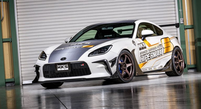 HKS comienza a meterle mano al nuevo Toyota GR 86: Kit compresor, suspensiones roscadas…