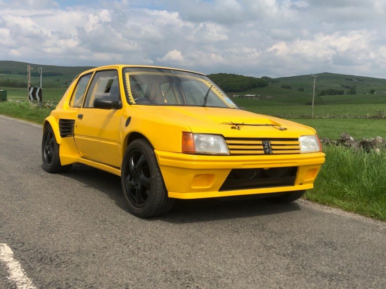 Parece un Peugeot 205… pero en realidad es un Porsche Boxster