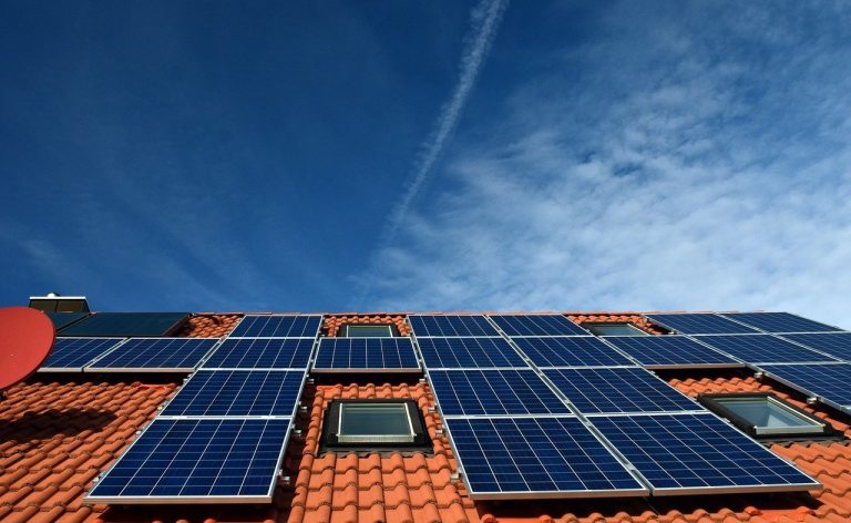Carga tu coche eléctrico sin gastarte una fortuna