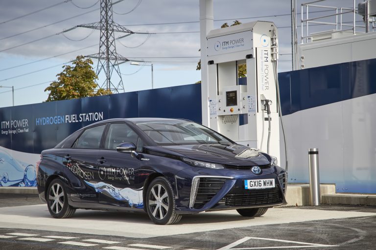 El coche de hidrógeno parece tener cada vez más futuro: La UE exigirá una hidrogenera cada 150 kilómetros
