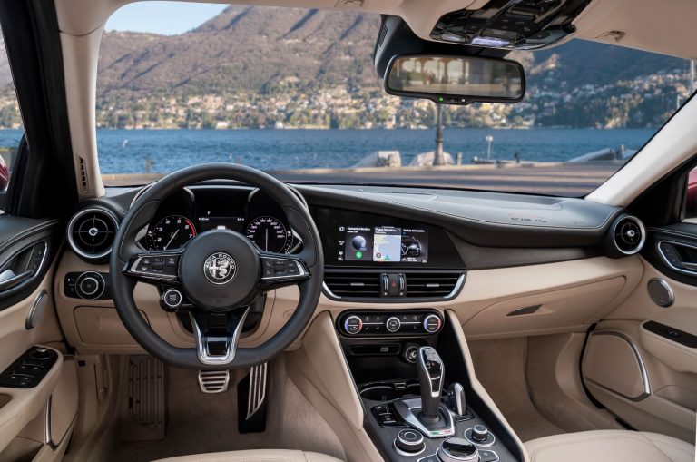Alfa Romeo no está interesada en montar grandes pantallas en sus interiores… al menos de momento