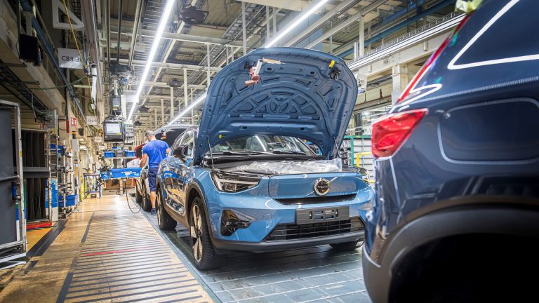 ¿Cómo de contaminante es fabricar un coche eléctrico frente a uno de combustión? ¡Hasta un 70% más!