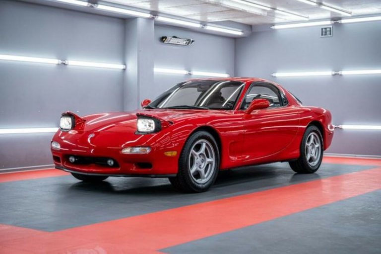 ¿Pagarías 159.000 euros por un Mazda RX-7 FD3S de 1992 con volante a la izquierda y 764 kilómetros?