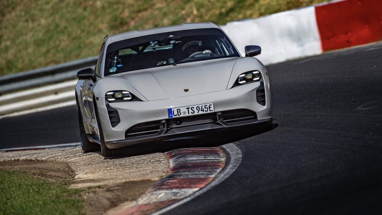 El Porsche Taycan Turbo S recorre Nürbugring en tan sólo 7:33: nuevo récord para vehículo 100% eléctrico