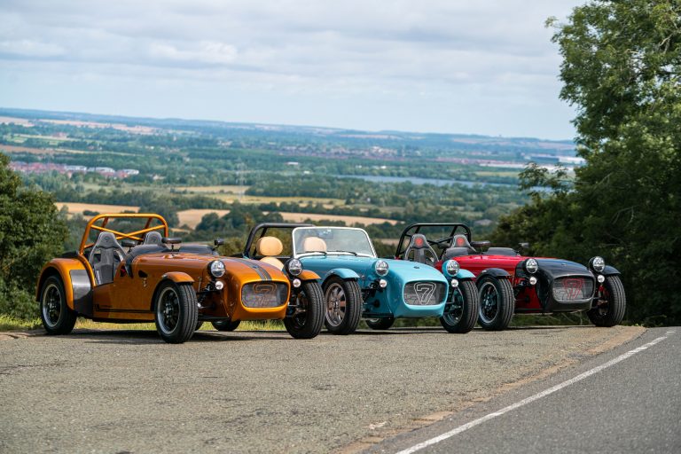 Caterham estaría considerado un deportivo eléctrico con techo