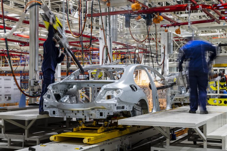 Mercedes-Benz y Ford abandonan Rusia