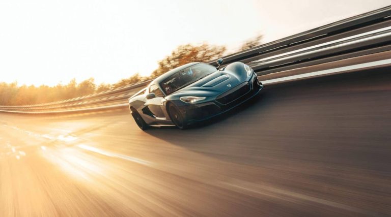 Nuevo récord en un vehículo eléctrico: el Rimac Nevera llega a los 412 km/h