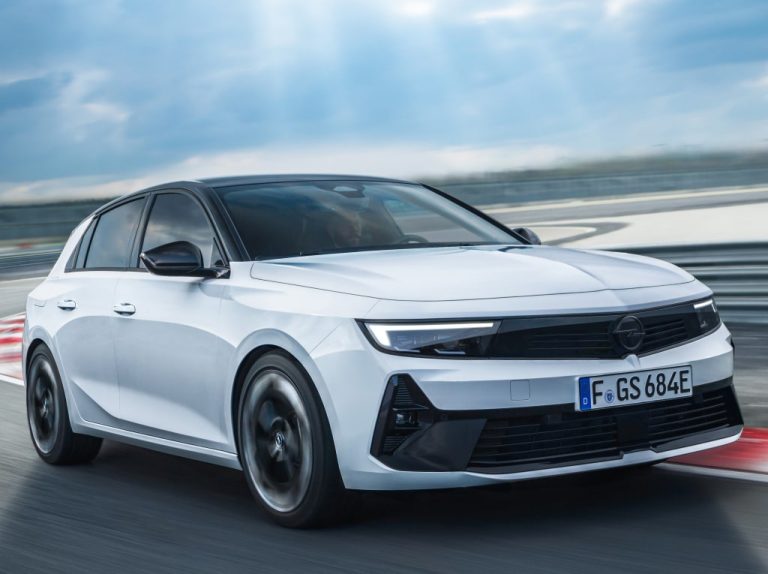 El Opel Astra GSe de 225 CV y hasta 64 kilómetros de autonomía eléctrica llega a España: este es su precio