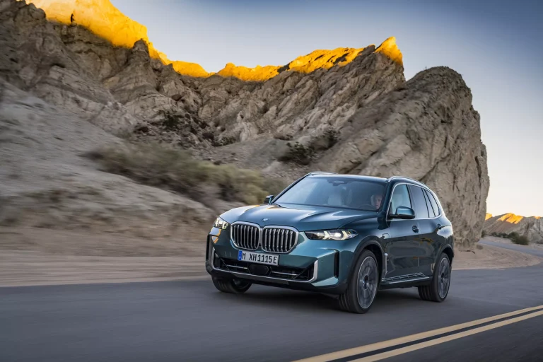 BMW X5 y X6 2023: más tecnológico, con más autonomía en los PHEV… y más potente
