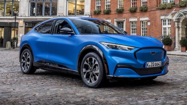 Ford comenzará a usar baterías LFP en sus vehículos: más económicas y con una carga más rápida