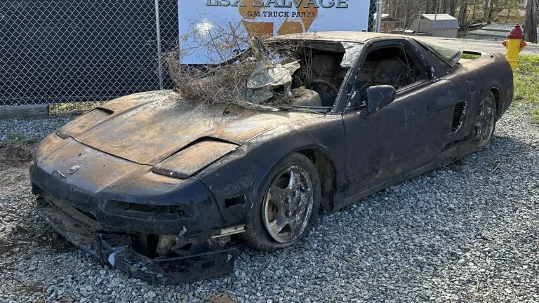 Este Acura NSX de 1990 ha estado sumergido en un río durante 20 años… y ahora volverá a la vida