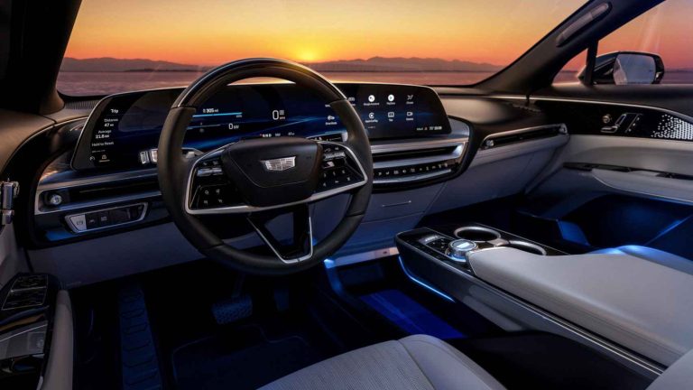 ChatGPT llegará también a nuestros coches: General Motors quiere introducirlo en sus coches