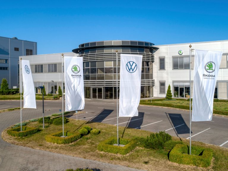 Volkswagen tira la toalla en Rusia: vende sus activos y abandona el país