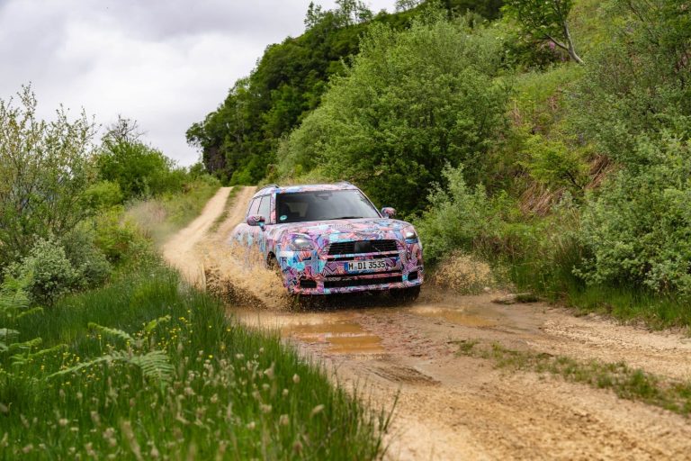 El MINI Countryman 2024 gana aptitudes fuera del asfalto: así lo demuestra