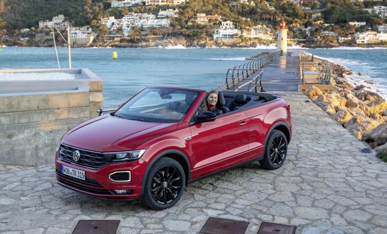 El Volkswagen T-Roc Cabrio ya vende más en Europa que el Mazda MX-5