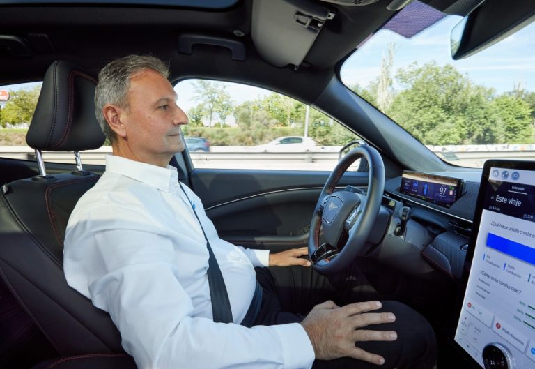 Ya puedes conducir sin manos en España… gracias a Ford