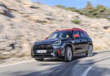 MINI JCW Countryman 2024: la variante más radical con 300 CV se pone al día