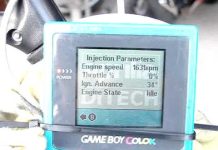 Cuando Peugeot utilizaba la Game Boy para el diagnóstico y puesta a punto… ¿de qué? Using a GameBoy on an Aprilia SR50 DiTech