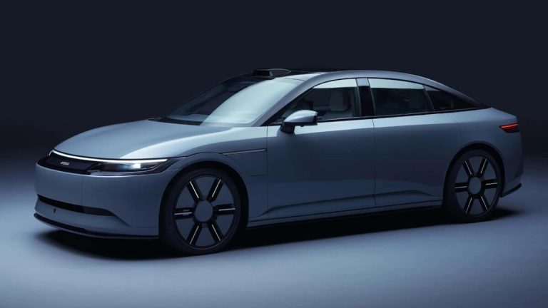 Este coche se puede controlar con un mando de PlayStation 5… y está cada vez más cerca de llegar al mercado