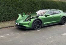 Unos ladrones han robado los faros de este Porsche Taycan. No creerás el destrozo que han hecho…