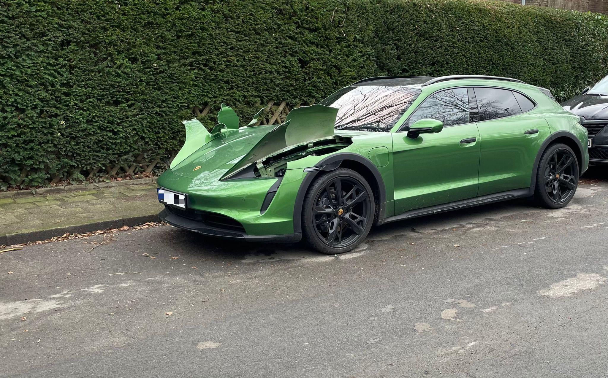 Unos ladrones han robado los faros de este Porsche Taycan. No creerás el destrozo que han hecho…