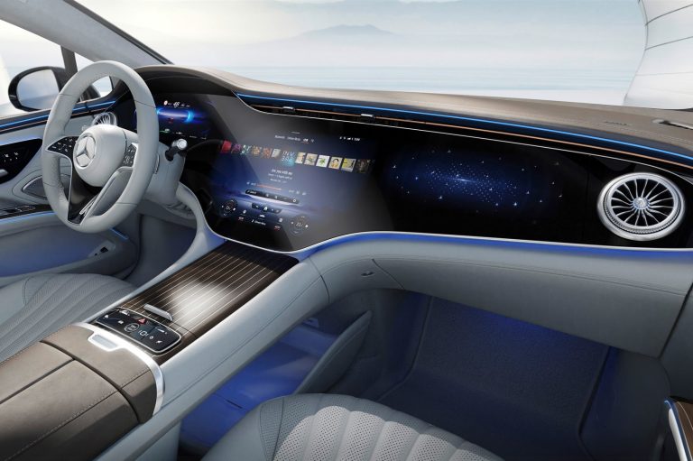 ¡Adiós a lo convencional! Mercedes-Benz apuesta por pantallas táctiles en lugar de botones físicos