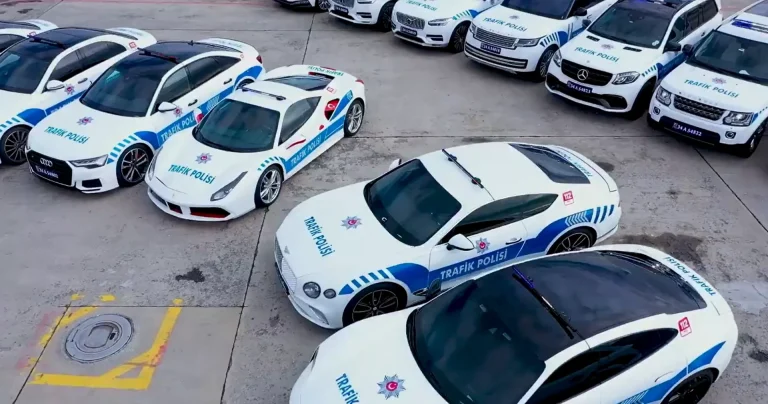 La policía turca amplía su flota de deportivos por navidad: Ferrari, Bentley y muchos más
