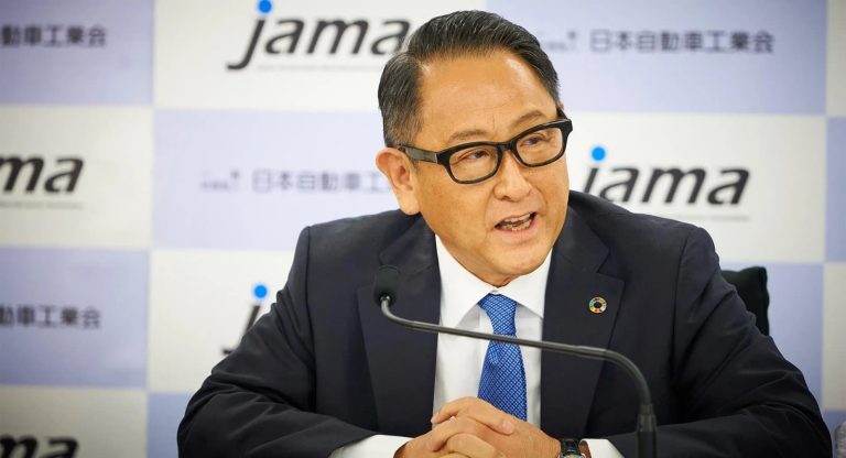 El CEO de Toyota cree que los eléctricos serán una parte minoritaria y sigue apostando por los motores térmicos