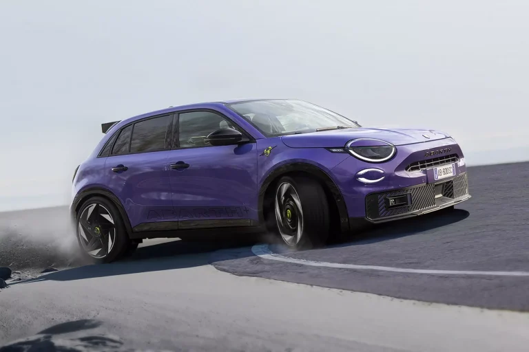 El FIAT 600e se vuelve más radical que nunca: así es el Abarth 600e Scorpionissima