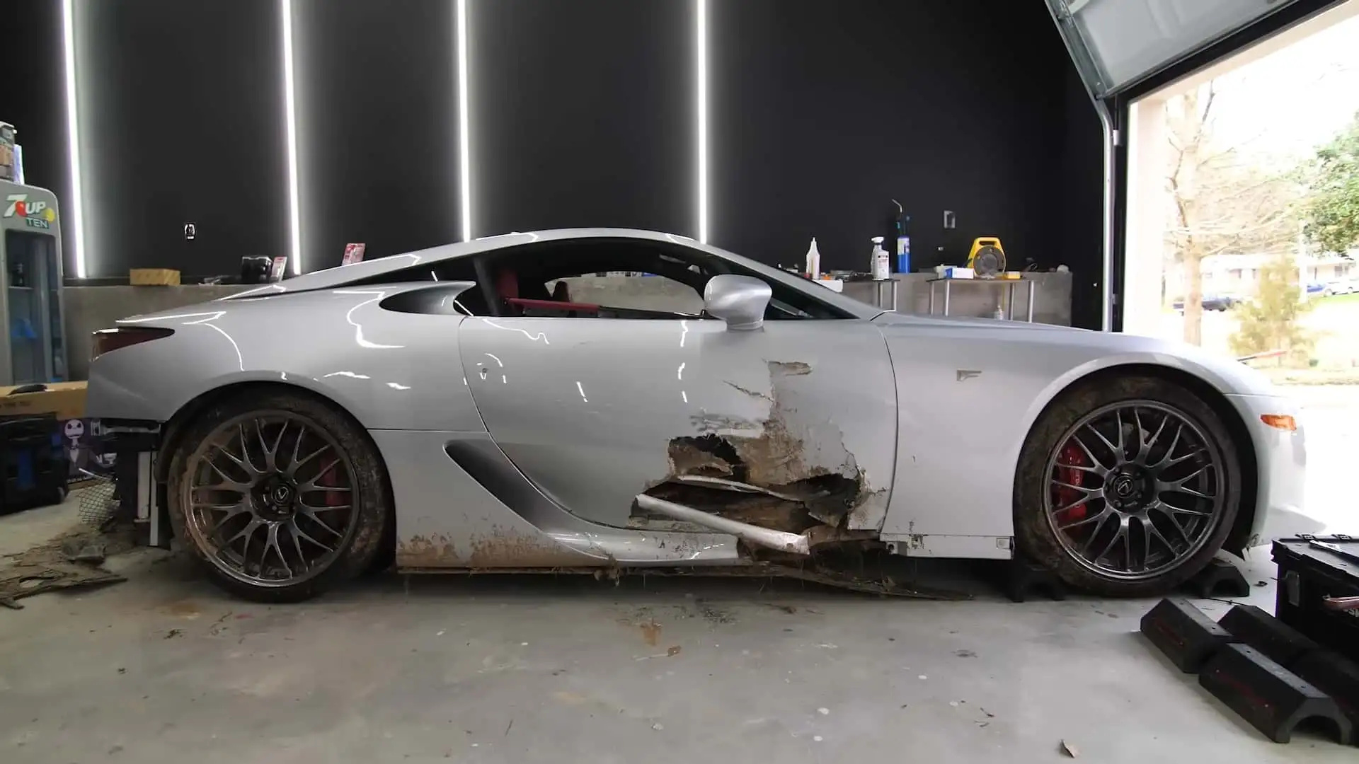 ¿Una reparación de medio millón de dólares sin haber saltado airbags? Esto es lo que costará poner en funcionamiento este Lexus LFA