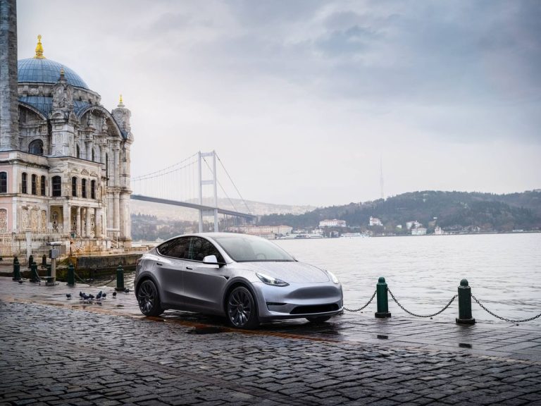 Tesla subirá este viernes 2.000 euros el precio del Model Y: todavía no sabemos si también lo hará en España