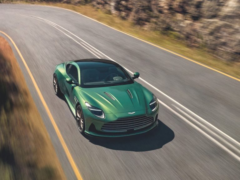 Aston Martin frena sus planes de electrificación: seguirá fabricando modelos de combustión más allá de 2030