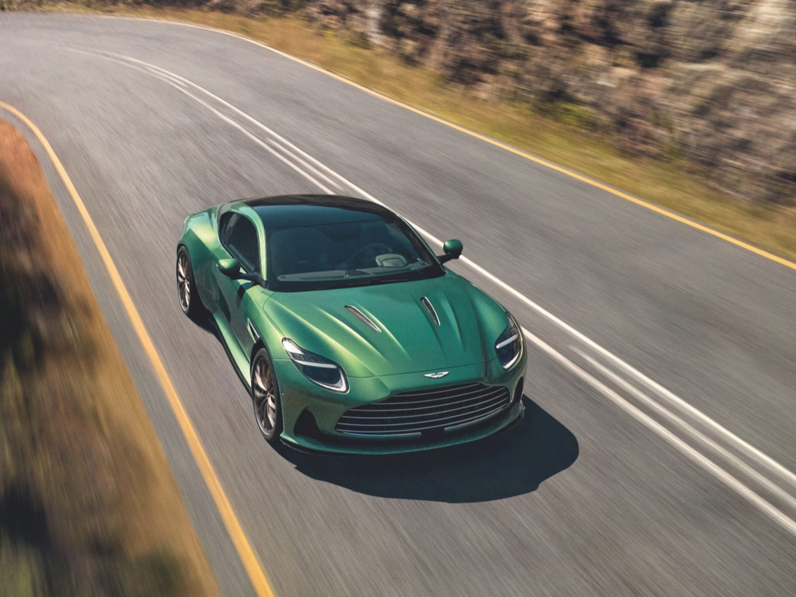 Aston Martin frena sus planes de electrificación: seguirá fabricando modelos de combustión más allá de 2030