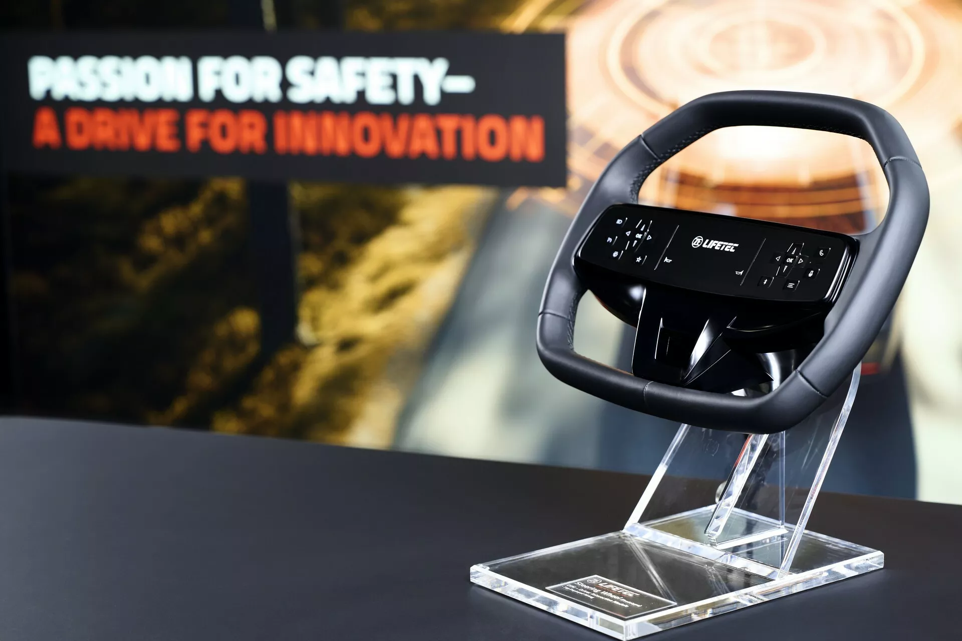 ¡Más pantallas en nuestros coches! ZF presenta un volante con pantalla y airbag
