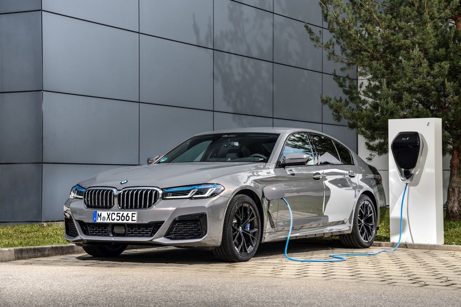 Este propietario de un BMW G30 eDrive Hybrid ha tenido que abonar 11.000 euros para su reparación: ¿por qué?