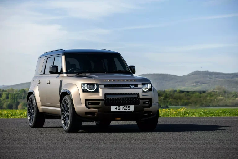 El Defender más potente de la historia tiene un motor V8: así es el Land Rover Defender OCTA