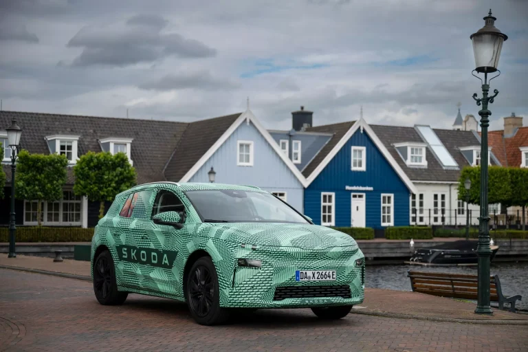 El SUV Skoda Elroq anuncia sus tres baterías y autonomía que ofrecerá: ¿será competitivo?