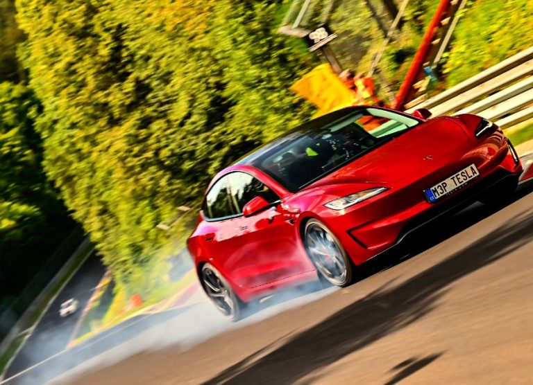 El Tesla Model 3 Performance (Highland) sigue sin ser capaz de completar una vuelta sin desfallecer en el circuito de Nürburgring