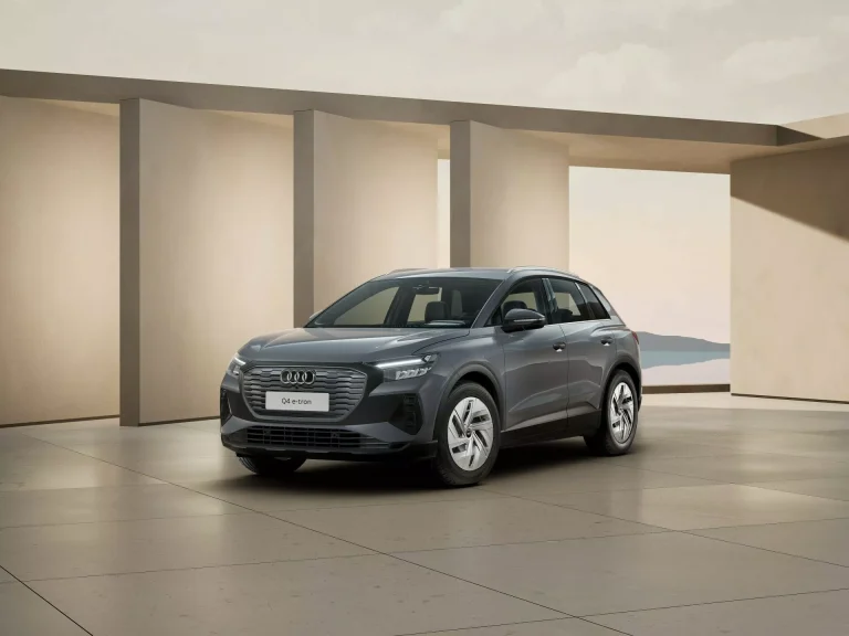 El Audi Q4 e-tron más accesible: llega una versión con batería de 55 kWh y una autonomía escasa y llantas de acero en 19″