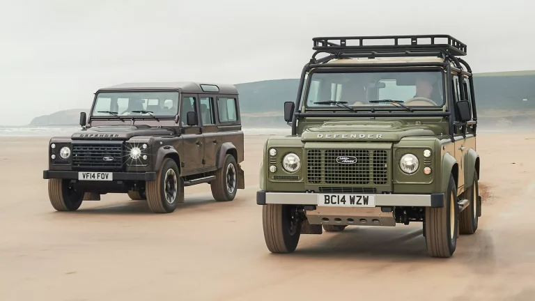 El Land Rover Defender V8 está de vuelta de manera oficial… pero su precio te quitará el hipo