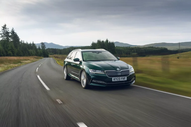 Parece un Skoda Superb cualquiera pero bajo su capó se esconde una gran sorpresa…