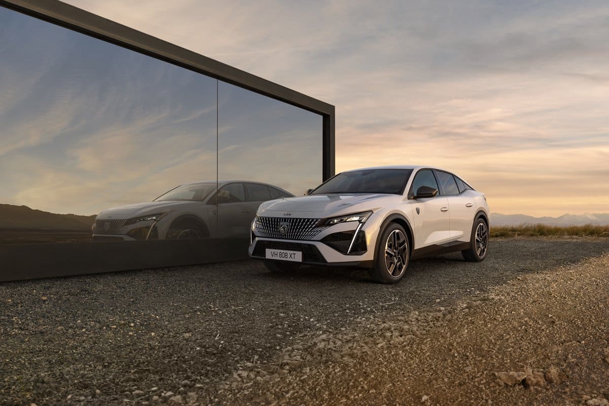 El Peugeot E-408 llega con 453 km de autonomía… y no es barato
