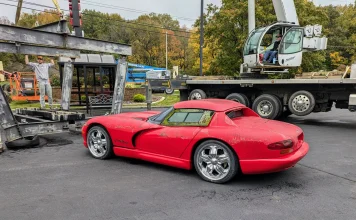 Este Dodge Viper se ha tirado 28 años encima de un concesionario. Ahora será restaurado… para volver al mismo sitio