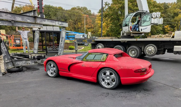 Este Dodge Viper se ha tirado 28 años encima de un concesionario. Ahora será restaurado… para volver al mismo sitio