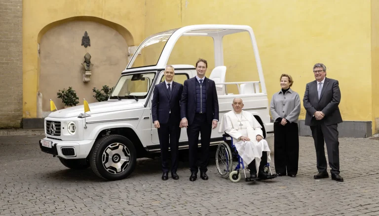 El primer Papamóvil ya está aquí: así es la versión papal sin emisiones del Clase G