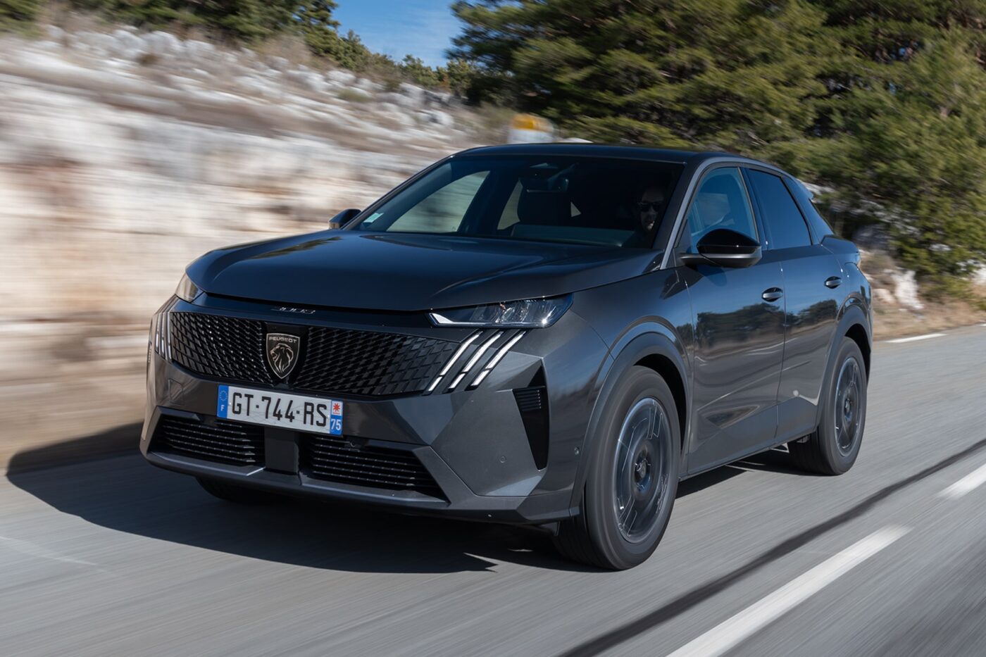 Los Peugeot E-3008 y E-5008 reciben las versiones Dual Motor con más de 300 CV