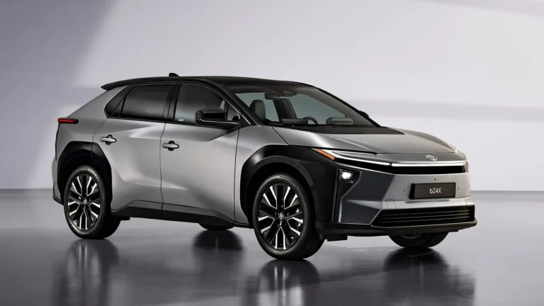 El Toyota bZ4X se pone al día: ahora con más autonomía, potencia y nueva versión de acceso