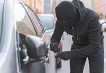 Estos son los coches más robados de España: ¿tu vehículo está entre los más robados? close up man trying break into car
