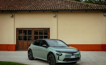 El Lancia Ypsilon se pone al día: más autonomía en la versión eléctrica y más potencia en la versión híbrida newlanciaypsilonbev8