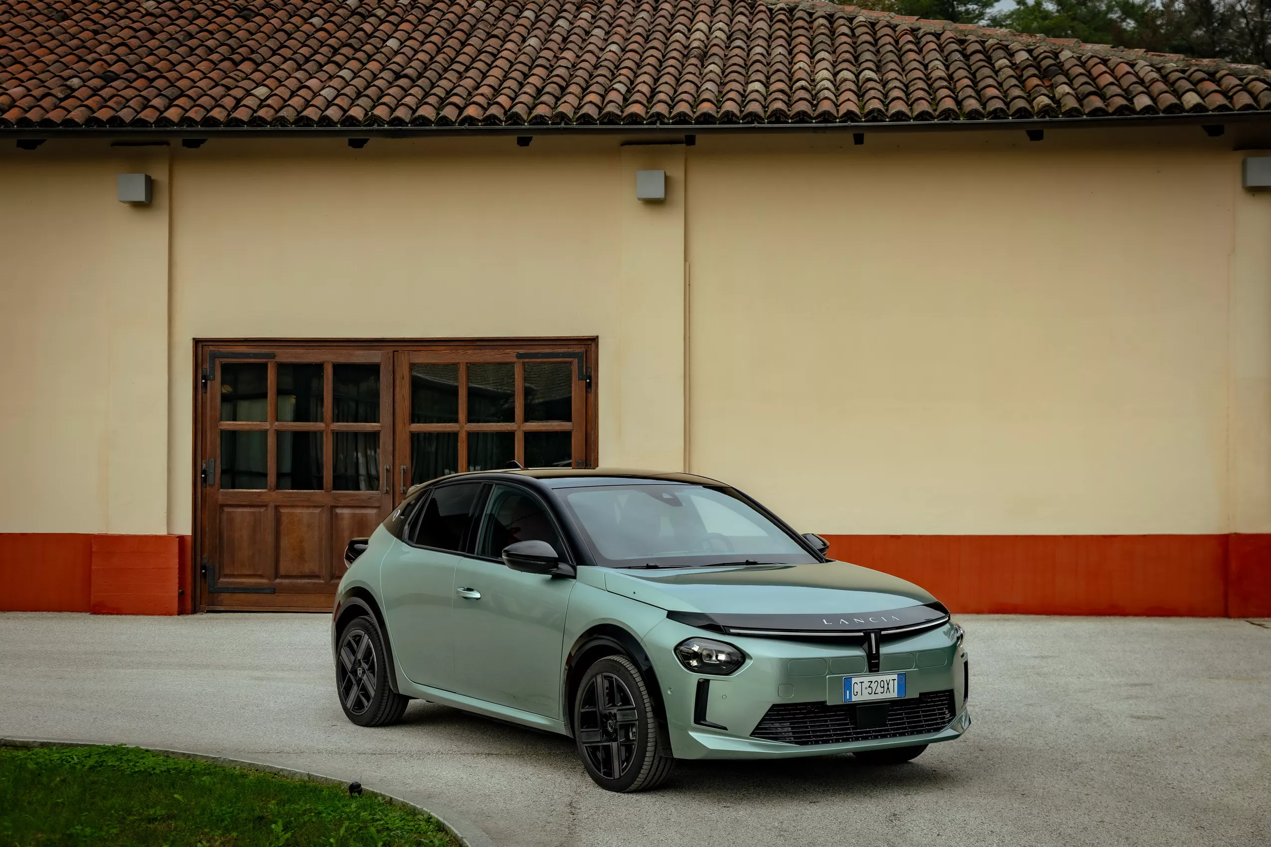 El Lancia Ypsilon se pone al día: más autonomía en la versión eléctrica y más potencia en la versión híbrida